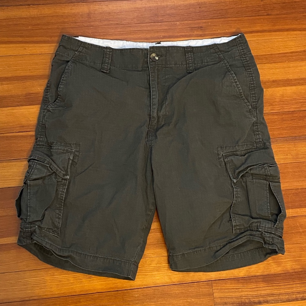 Men old navy cargo shorts in olive
